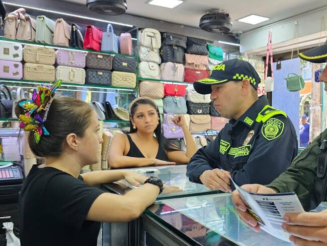 General Benavidez visitando a comerciantes del centro / Cortesía Policía