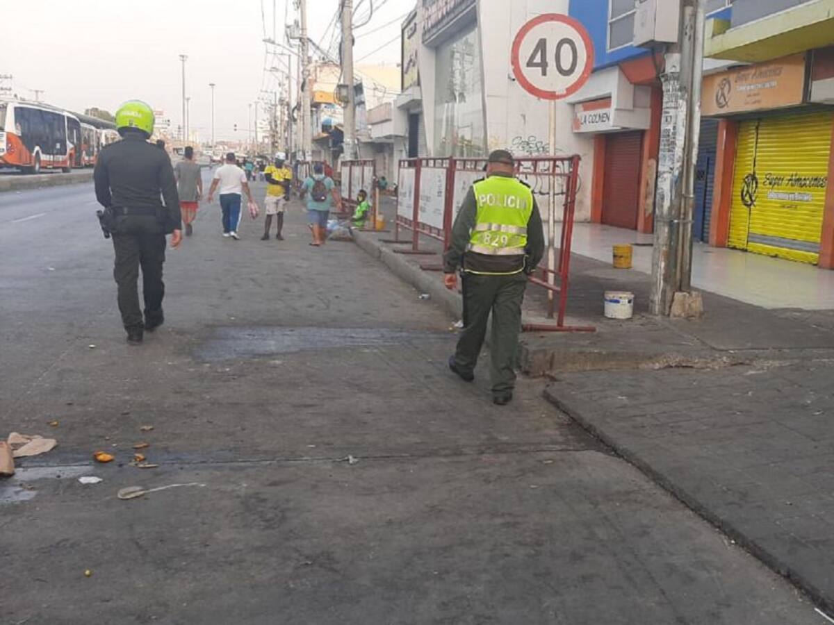 Policías y militares controlan acceso al mercado de Bazurto en Cartagena