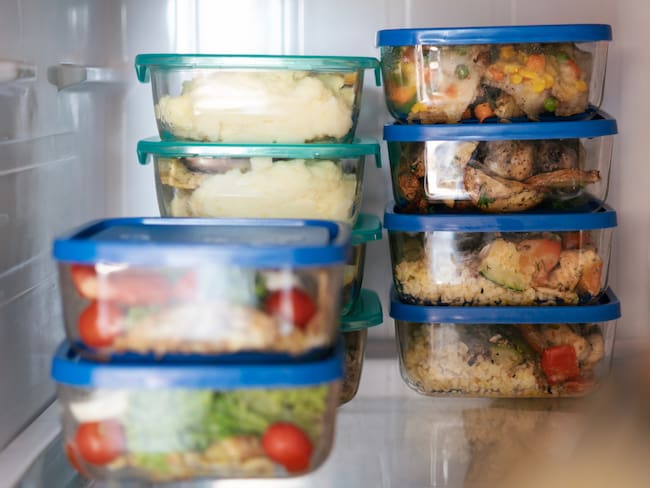 Envases de comida refrigerados en la nevera (Foto vía Getty Images)