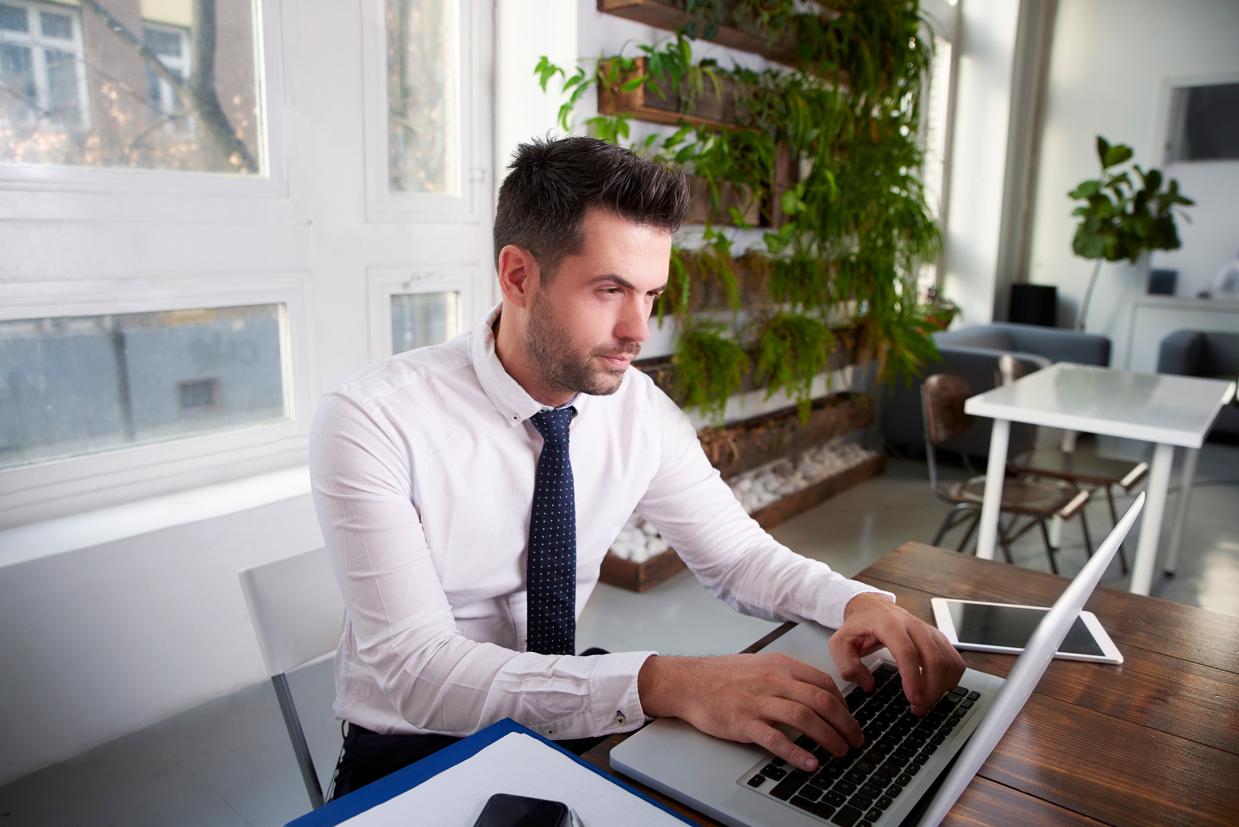 Hombre escribiendo en computador sin mirar las teclas (Getty Images).