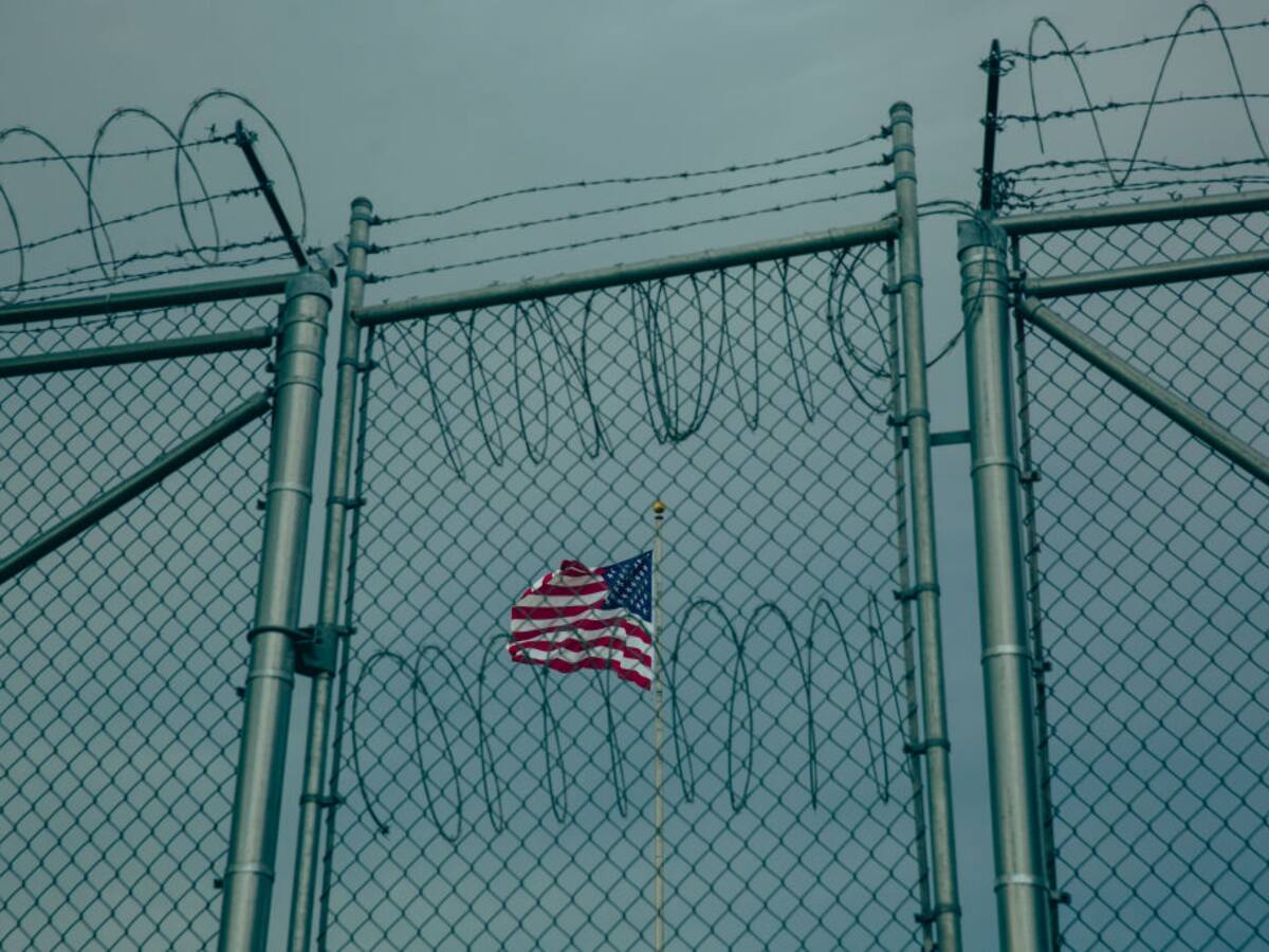 EE.UU. suspende plan de alojar migrantes en tiendas de campaña en Guantánamo