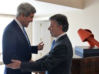 Saludo del Presidente de la República, Juan Manuel Santos, al Secretario de Estado de Estados Unidos, John Kerry, este lunes en la Casa de Nariño. Foto: Presidencia.