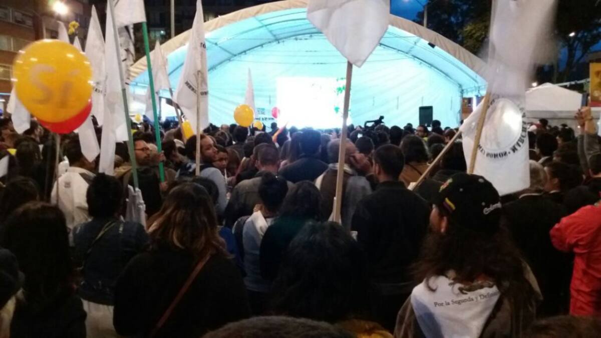Pantallas gigantes y bombas se ven en las calles el día del anuncio.