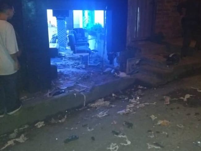 Lanzan explosivo contra barbería en Belén Buenavista