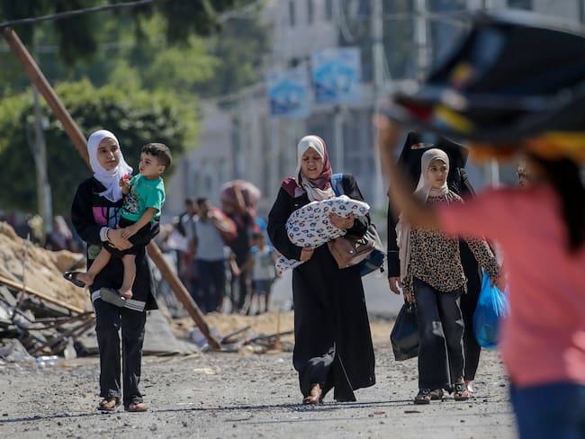 Mujeres y niños evacuando de la ciudad de Gaza. Foto: EFE