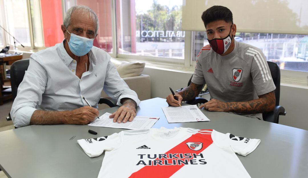 Jorge Carrascal firmando la renovación de su contrato con River Plate.