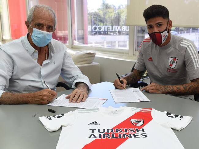 Jorge Carrascal firmando la renovación de su contrato con River Plate.
