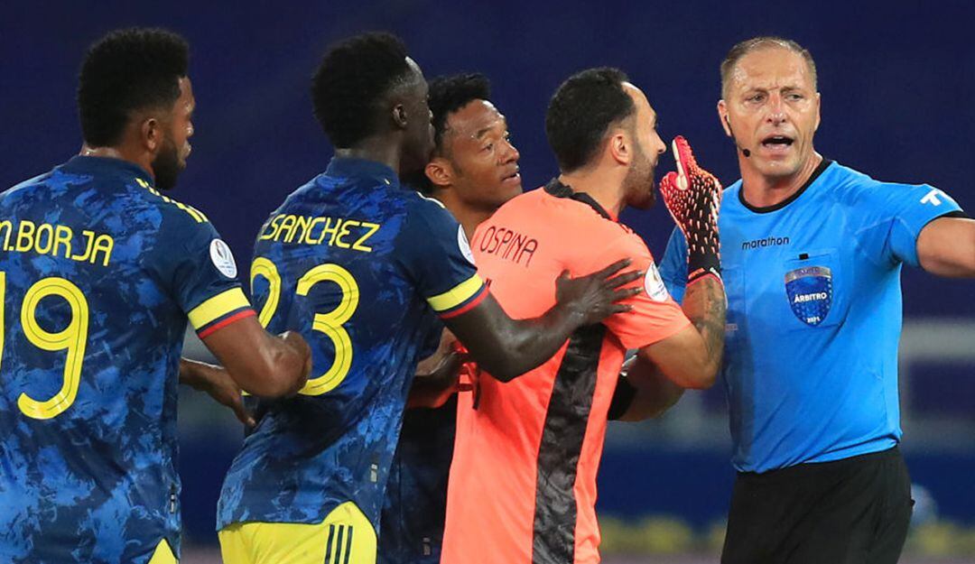 Polémica de cisión del árbitro Néstor Pitana que terminó en gol a favor de Brasil frente a Colombia por la Copa América.