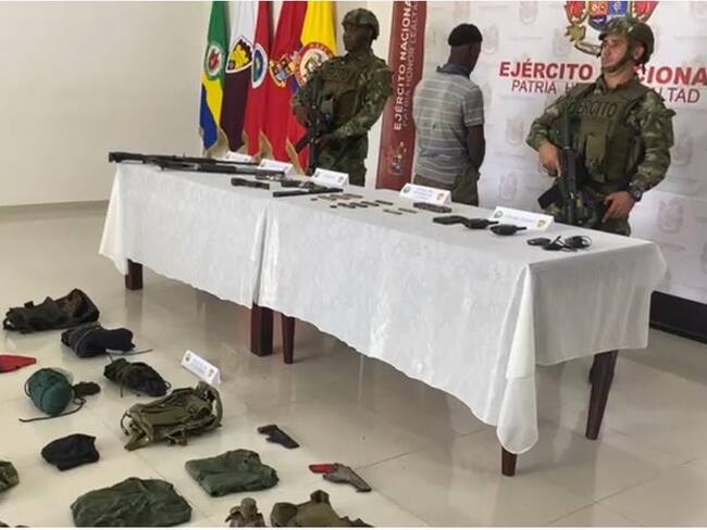 Un guerrillero se entregó a las autoridades durante los combates en Chocó. Cortesía: Fuerzas Militares.