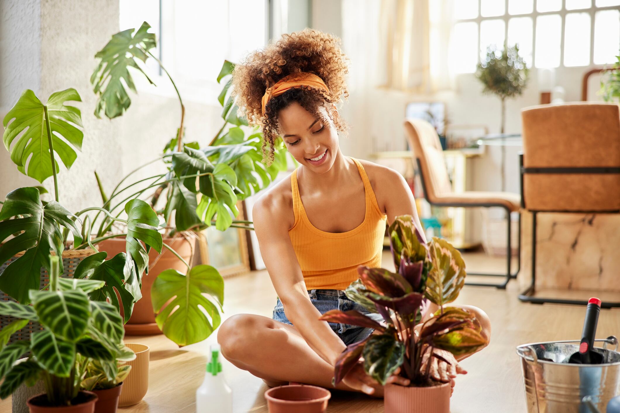 Mujer cuidando las plantas en su casa (Getty Images)