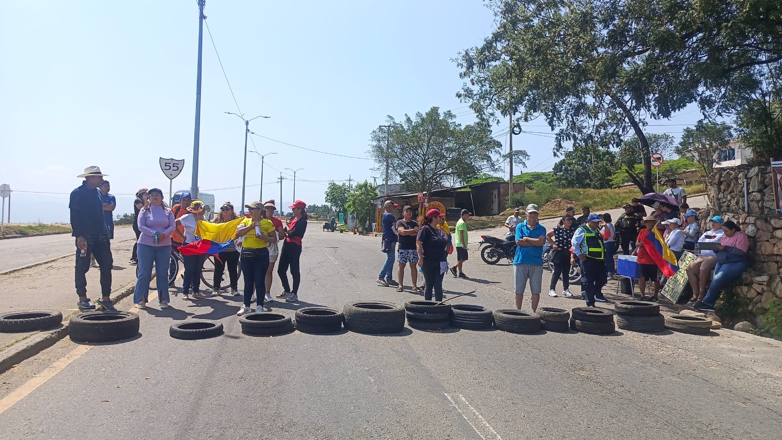 Comunidades de Villa del Rosario bloquean el Anillo Vial Oriental. / Foto: Cortesía.