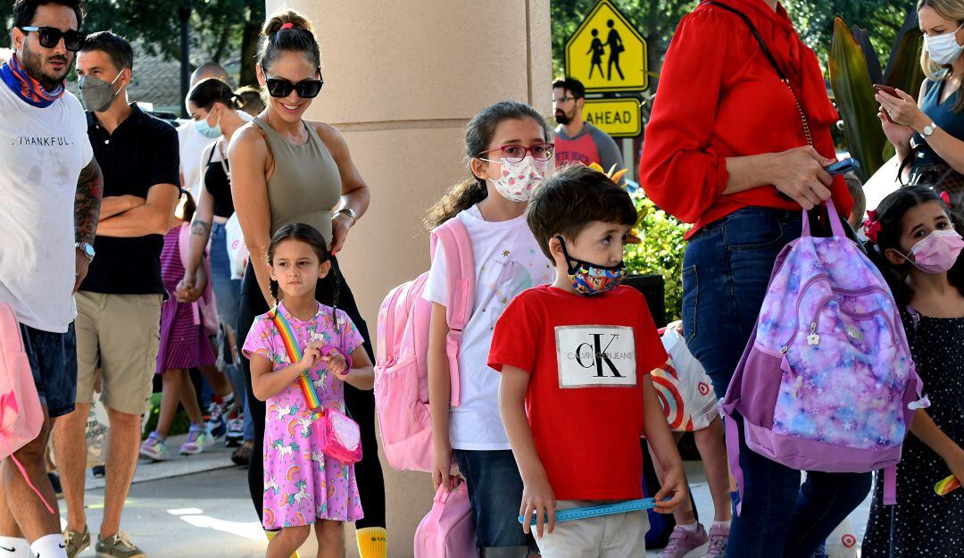 Niños de regreso a clases presenciales en Estados Unidos.