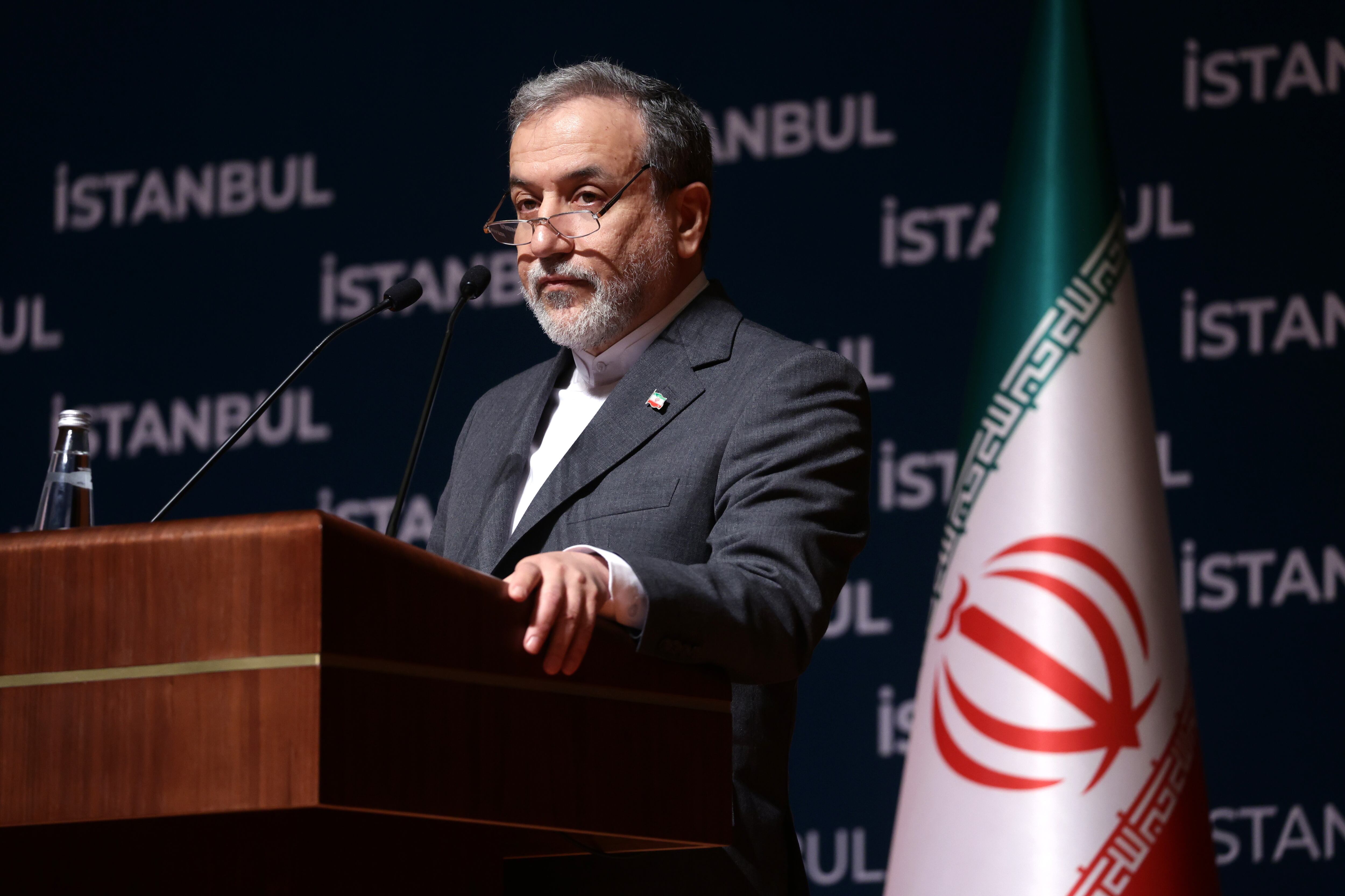 Istanbul (Turkey), 22/06/2025.- Iranian Foreign Minister Abbas Araghchi speaks during a press conference in Istanbul, Turkey, 22 June 2025. The US forces struck three of Iran's key nuclear sites: Natanz, Isfahan and Fordo, US President Trump announced on 21 June. Israel and Iran have been exchanging fire since Israel launched strikes across Iran on 13 June 2025 as part of Operation 'Rising Lion.' (Turquía, Estanbul) EFE/EPA/ERDEM SAHIN
