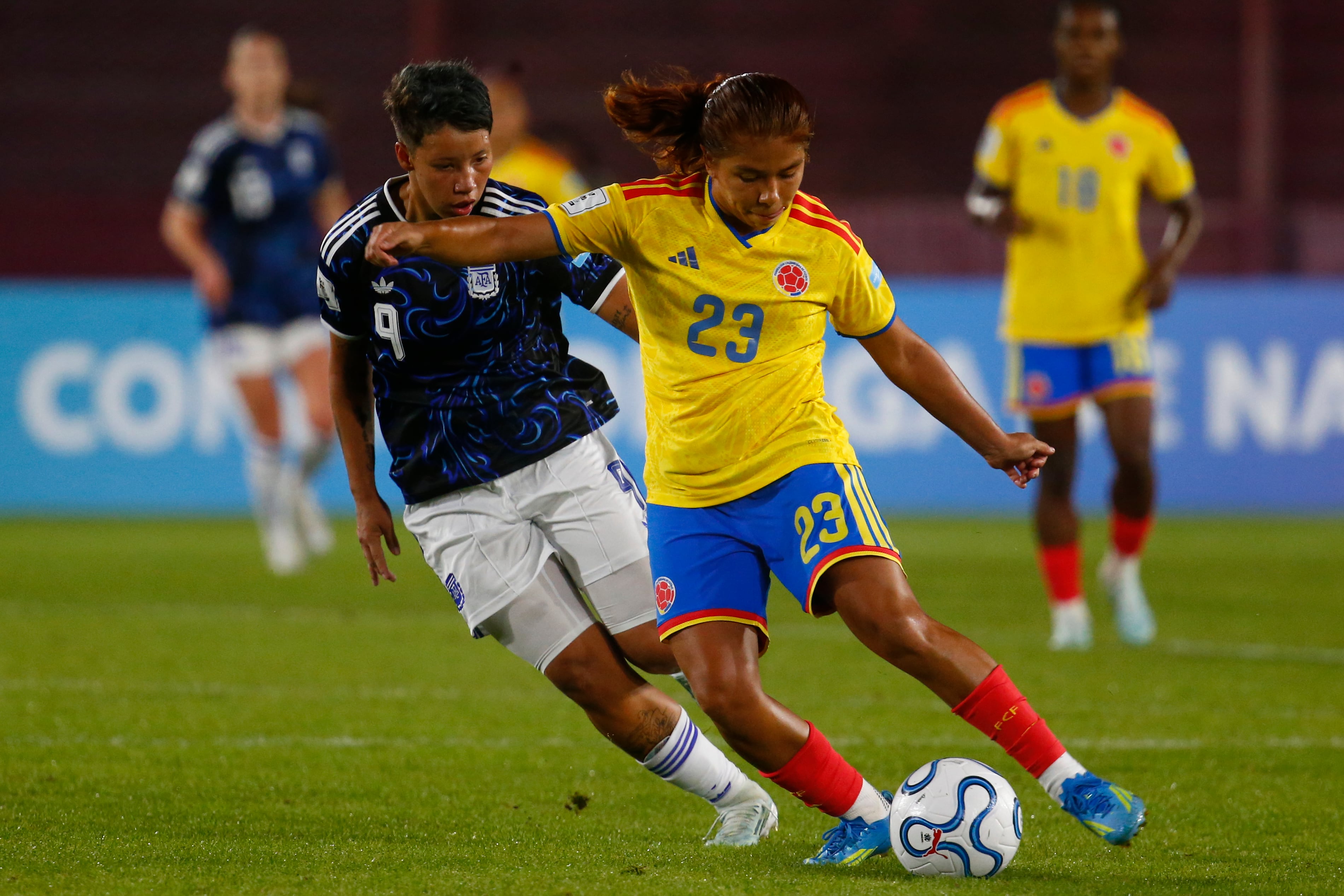 Gabriela Rodríguez disputa un balón ante una rival de Argentina. (Photo by Marcos Brindicci/Getty Images)