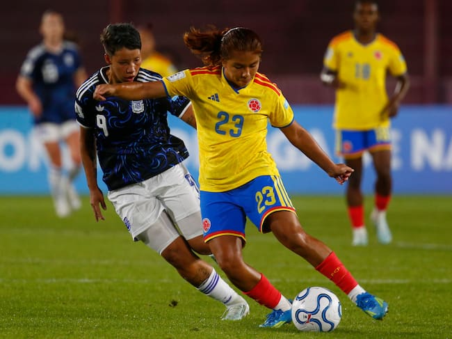 Gabriela Rodríguez disputa un balón ante una rival de Argentina. (Photo by Marcos Brindicci/Getty Images)