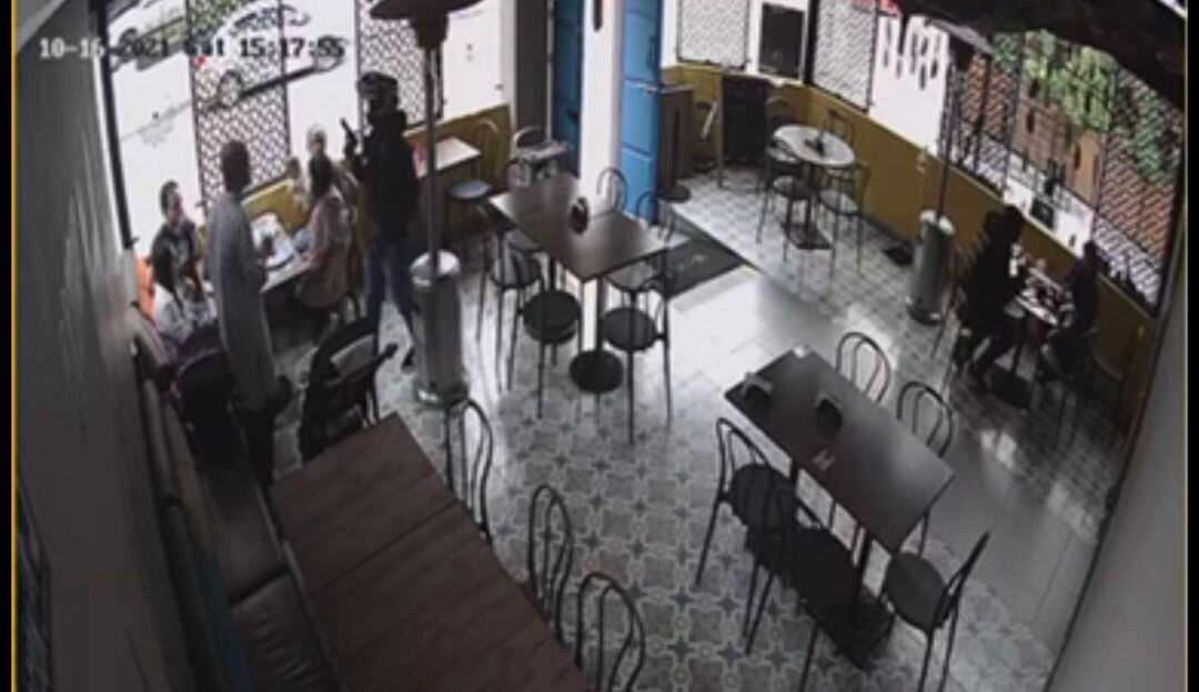 Delincuentes en moto roban comensales de restaurante en el parque de la 93
