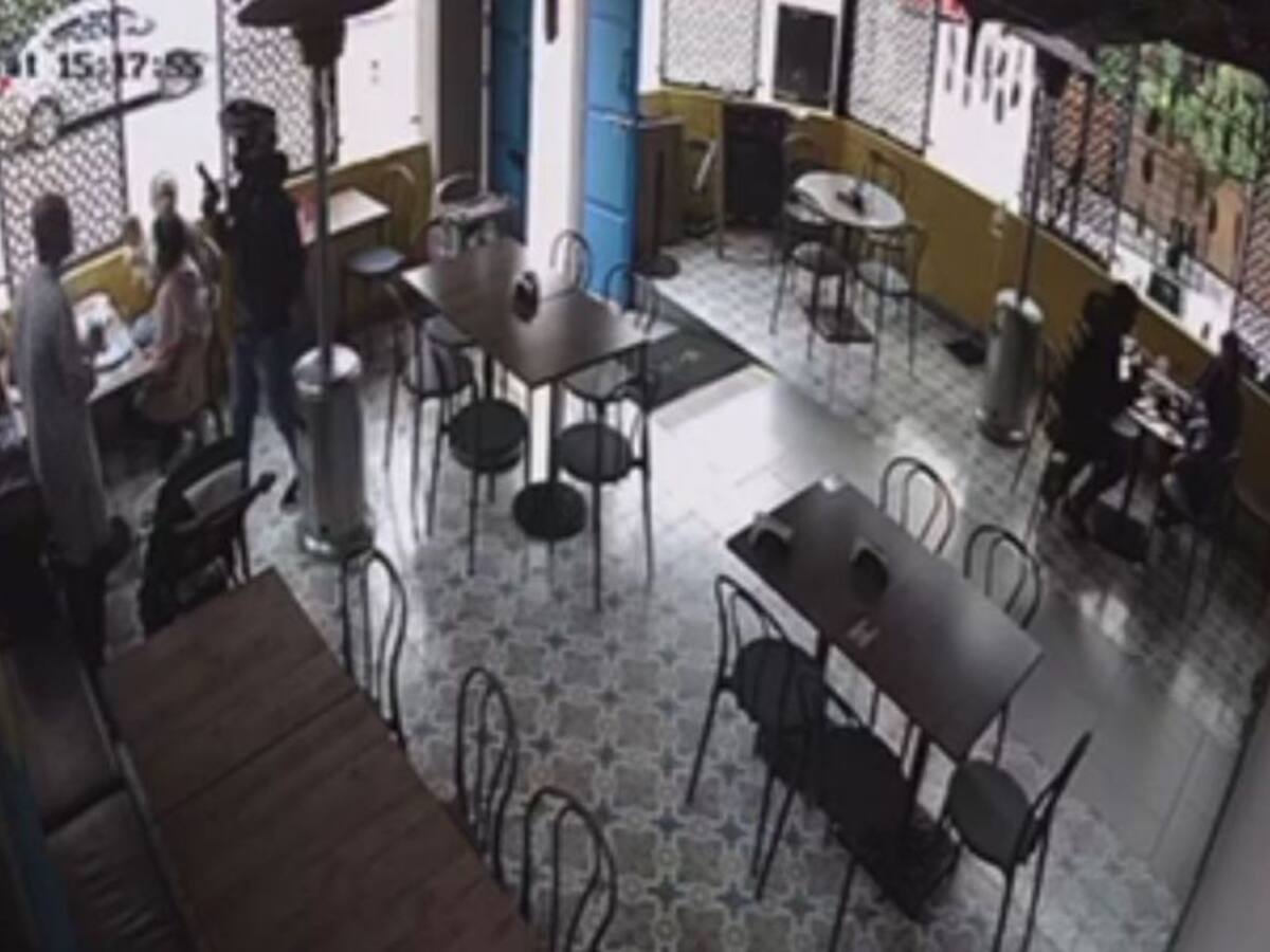 Delincuentes en moto roban comensales de restaurante en el Parque de la 93
