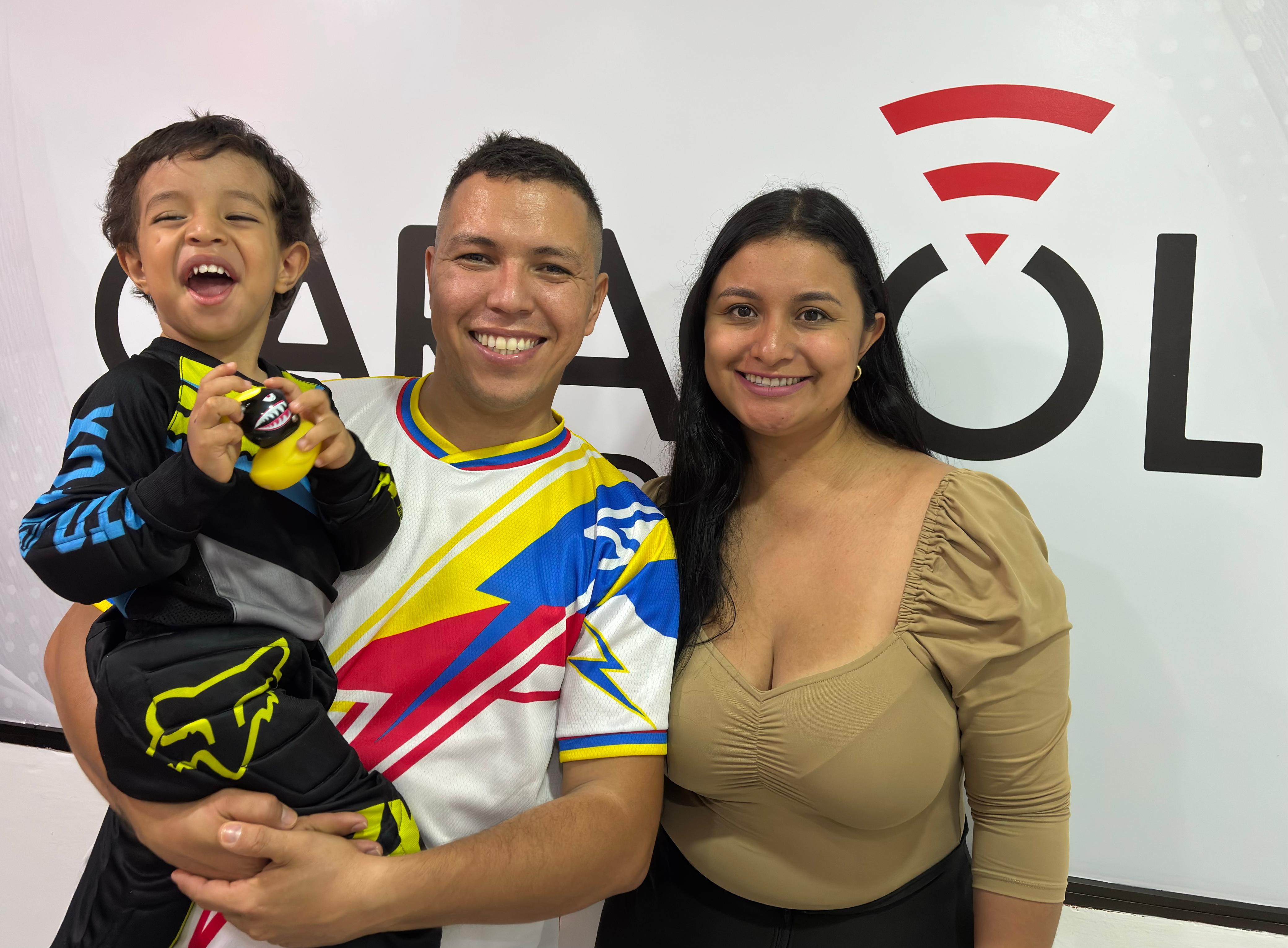 Domenic, Brayan Cabrera y Alexandra Mosquera. Foto Caracol Radio Neiv