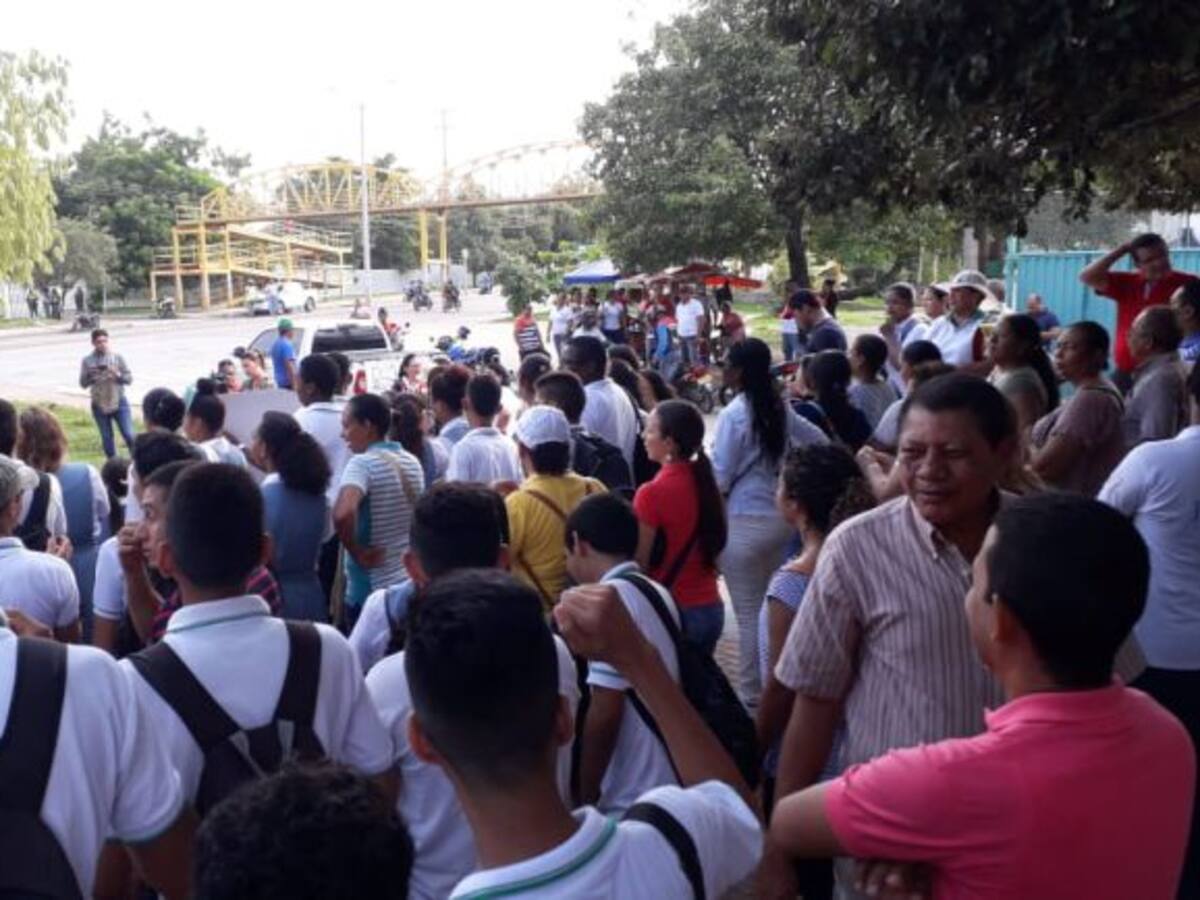 Alumnos del INEM de Cartagena protestan por falta de servicio de energía