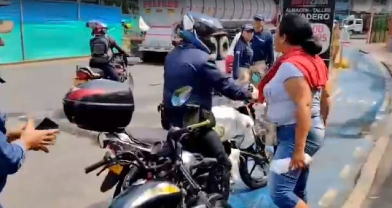 Mujer agrede a alférez de tránsito en Bucaramanga