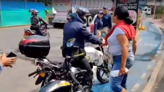 Mujer agrede a alférez de tránsito en Bucaramanga