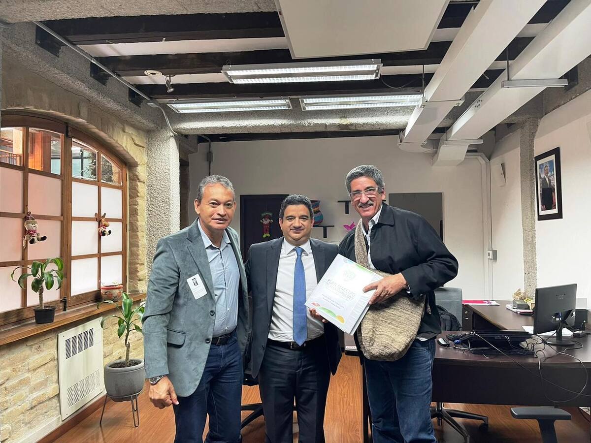 Alcalde de Turbaco presenta proyecto de alcantarillado ante el Gobierno Nacional