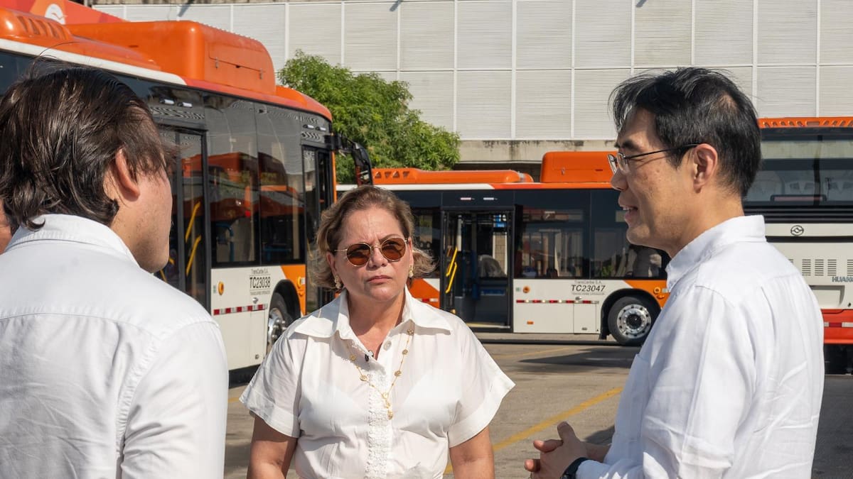 Embajador de China en Colombia visitó TransCaribe para conocer la nueva flota del sistema