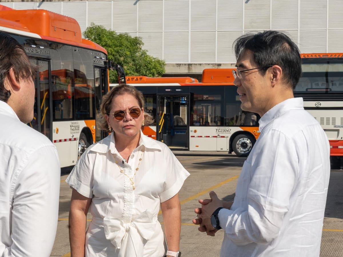 Embajador de China en Colombia visitó TransCaribe para conocer la nueva flota del sistema