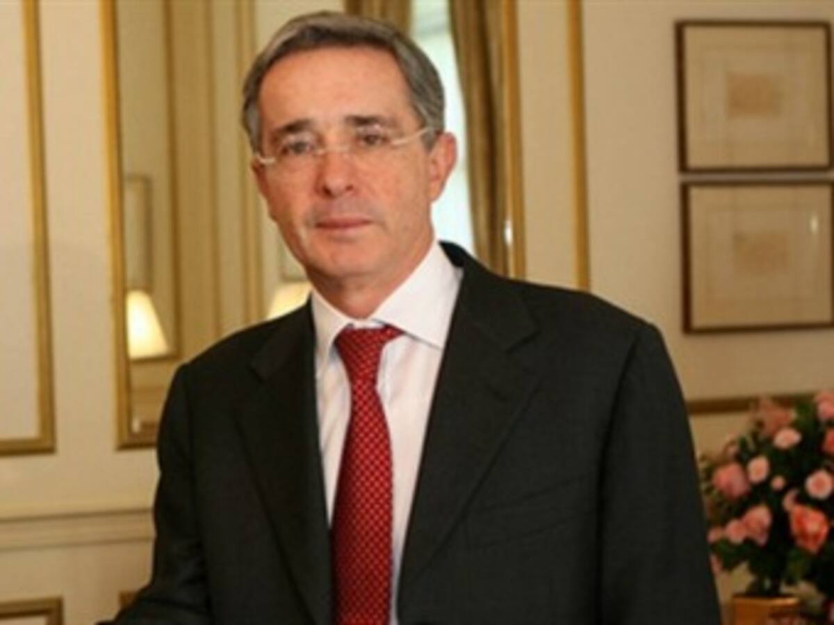 Uribe cuestiona al Gobierno por criticar fallo de La Haya pero no desacatarlo