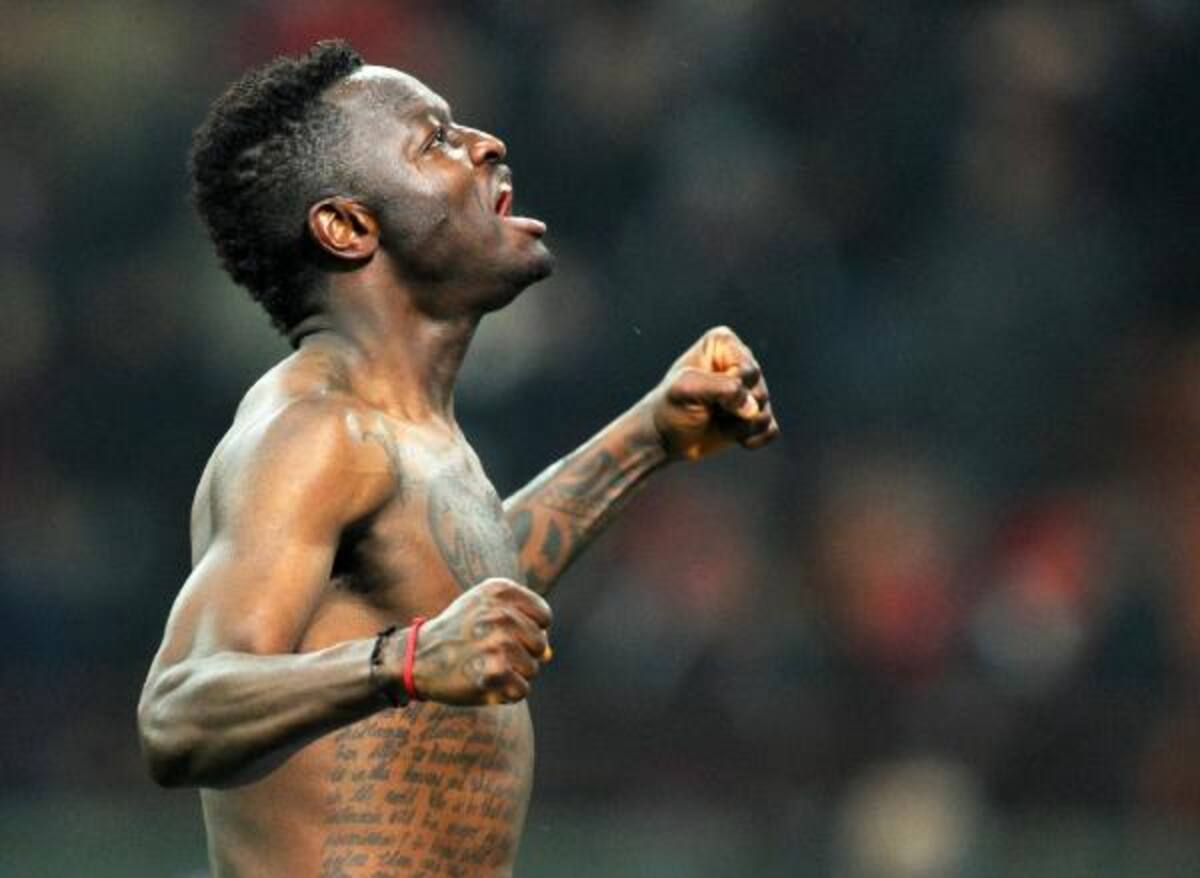 El jugador del Milán Sulley Muntari, al término del partido de ida de los octavos de final de la Liga de Campeones ante el Barcelona