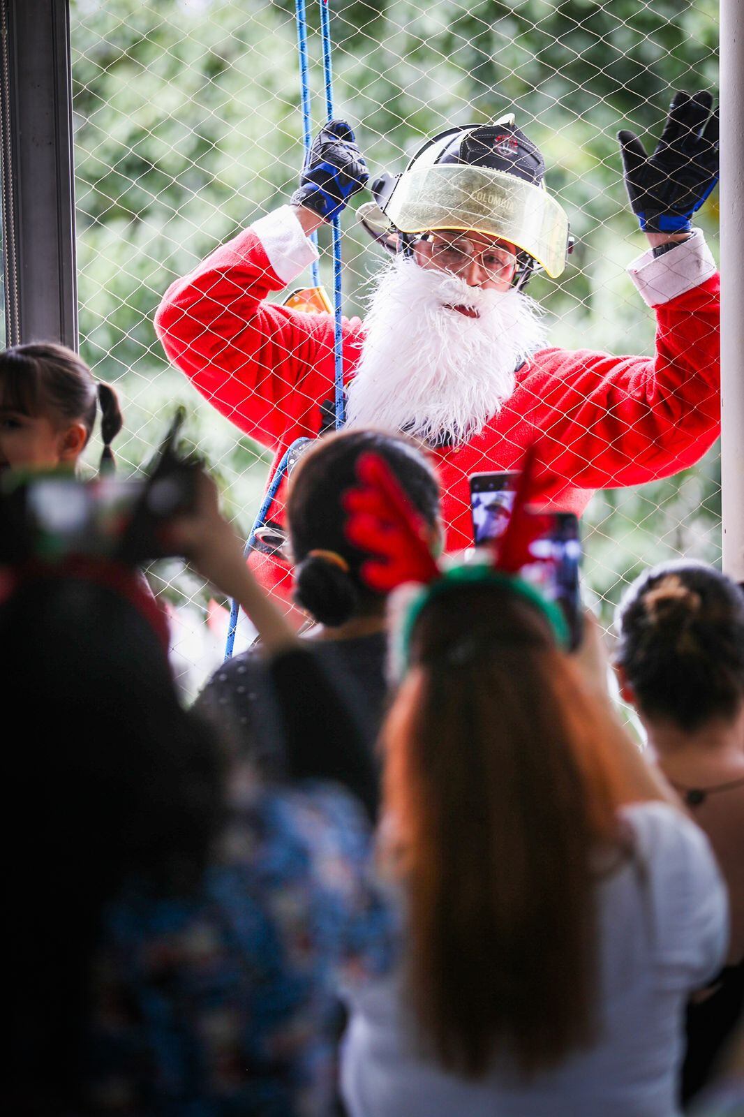 Bomberos en su labor en el Hospital Infantil San Vicente Fundación. Foto: Alcaldía de Medellín