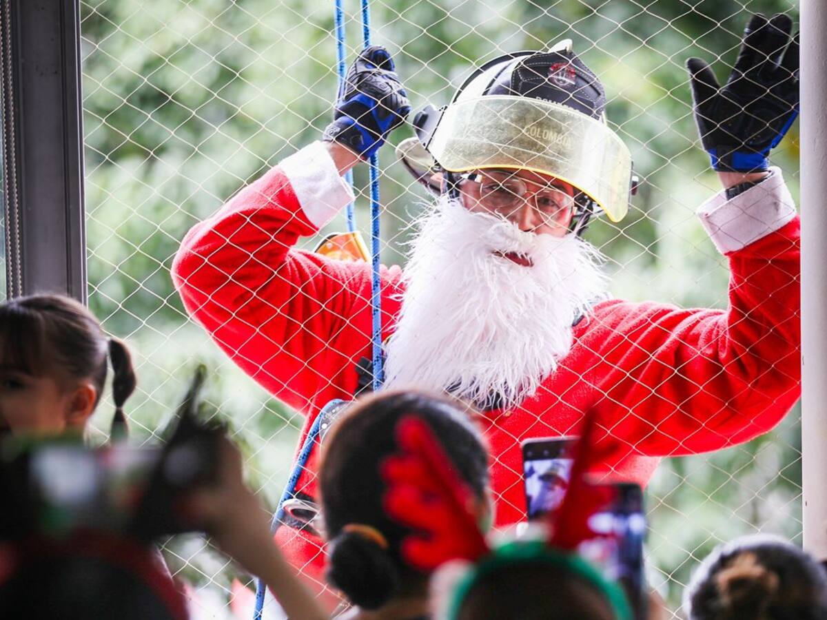 Bomberos llevan la magia de la navidad al Hospital Infantil San Vicente Fundación