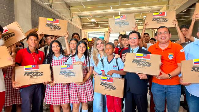 Senadora Nadia Blel en la entrega de computadores. // Cortesía