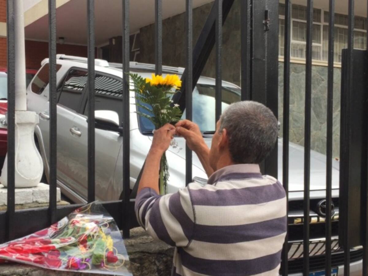 Ciudadanos en Bogotá se acercan a dejar flores en la Embajada de Cuba