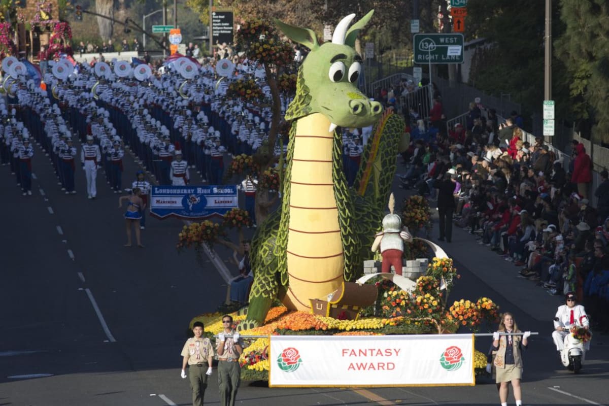 Durante la 129° edición del "Desfile de las rosas" decenas de carrozas llegan a la las calles de Pasadena (California) para deleitar a los asistentes con coloridas y divertidas figuras. 