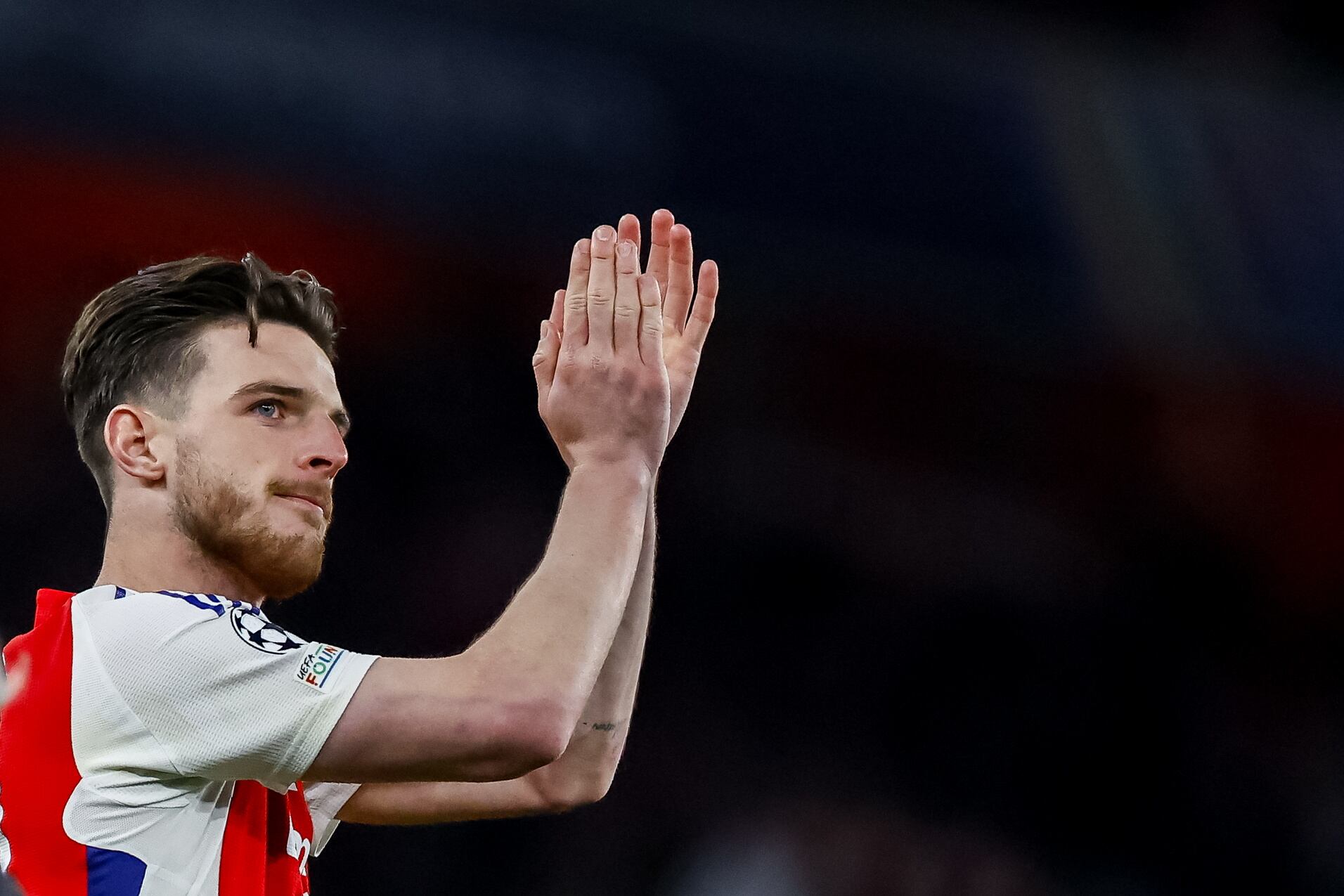 London (United Kingdom), 08/04/2025.- Declan Rice of Arsenal greets supporters after winning the UEFA Champions League quarter-final 1st leg match between Arsenal FC and Real Madrid in London, Britain, 08 April 2025. (Liga de Campeones, Reino Unido, Londres) EFE/EPA/TOLGA AKMEN