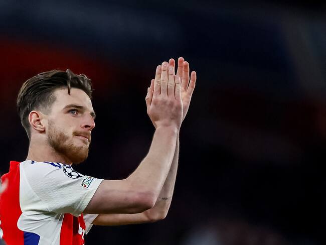 London (United Kingdom), 08/04/2025.- Declan Rice of Arsenal greets supporters after winning the UEFA Champions League quarter-final 1st leg match between Arsenal FC and Real Madrid in London, Britain, 08 April 2025. (Liga de Campeones, Reino Unido, Londres) EFE/EPA/TOLGA AKMEN