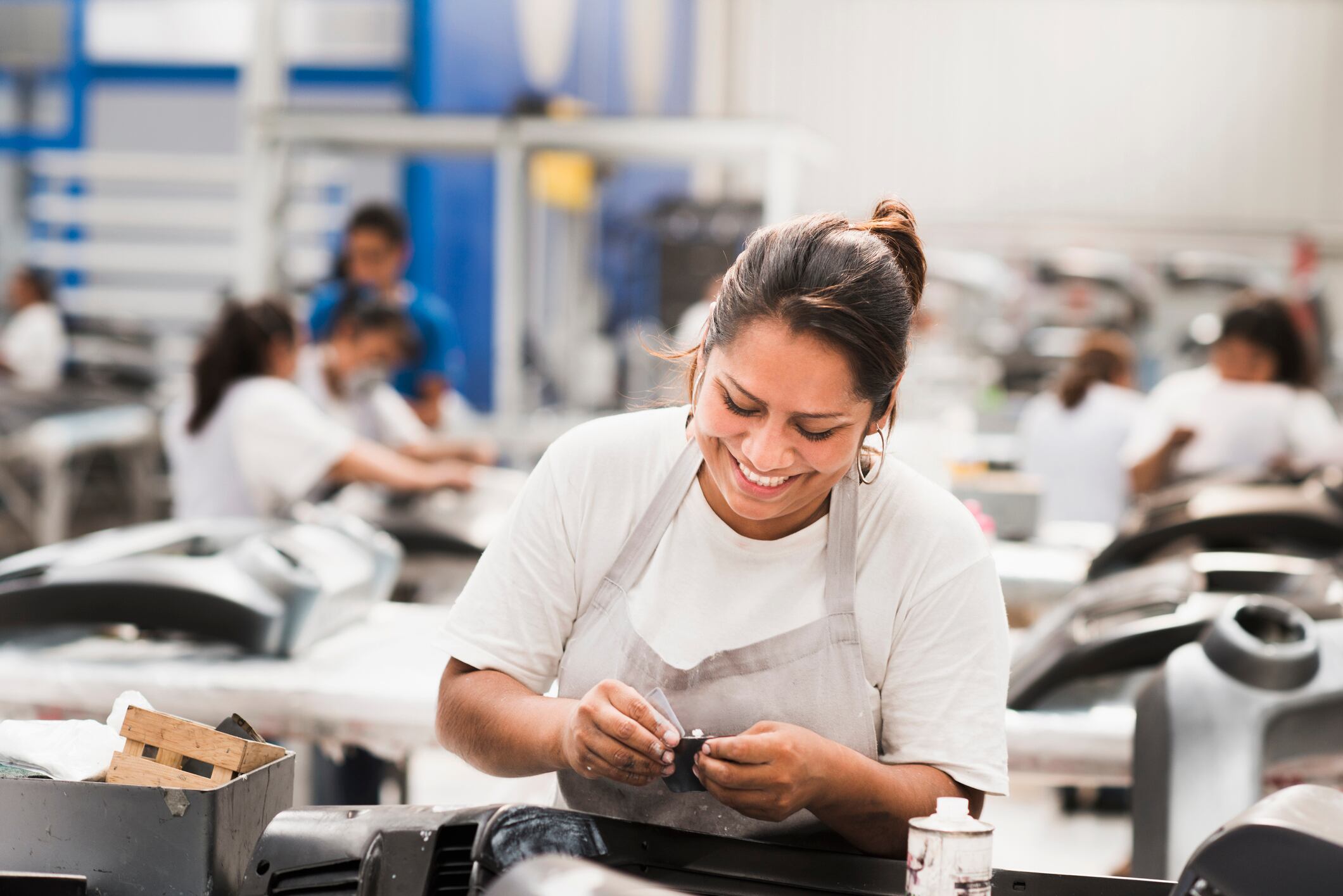 Mujer feliz trabajando (Getty Images)