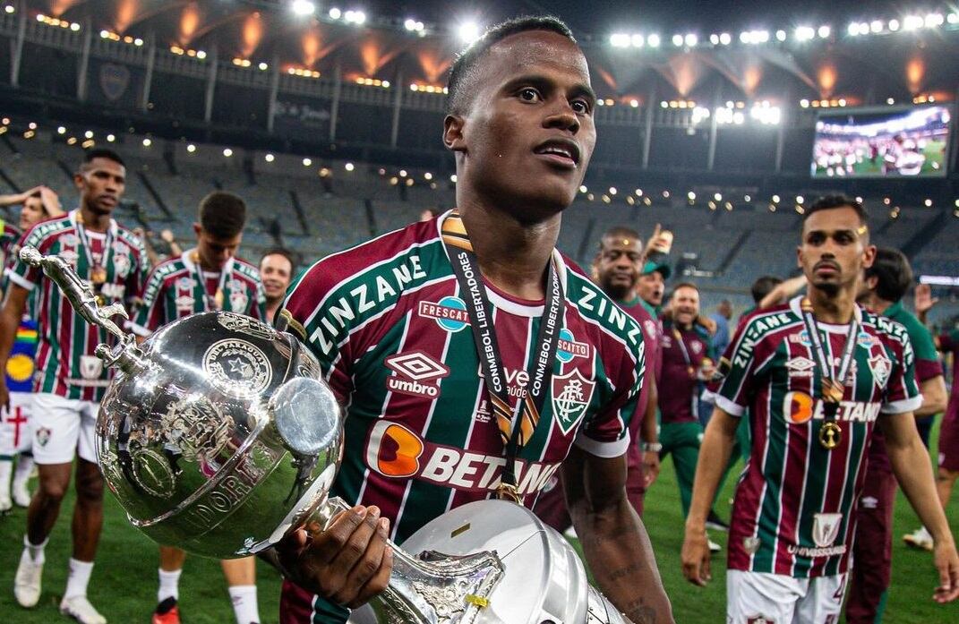 Jhon Arias levanta el trofeo de la Copa LIbertadores / Foto: Fluminense