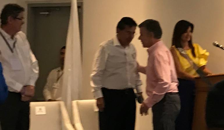 El Fiscal General de la Nación, Néstor Humberto Martínez dialoga con el presidente Juan Manuel Santos. /FOTO CARACOL RADIO