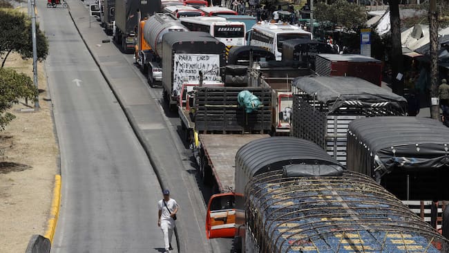 AME5659. BOGOTÁ (COLOMBIA), 04/09/2024.- Transportadores bloquean con sus vehículos una calle durante una manifestación este miércoles en Bogotá (Colombia). Centenares de camioneros y conductores de transporte público bloquean la autopista sur en Bogotá (Colombia), para protestar por el incremento en los precios de los combustibles, principalmente el diésel, que comenzó a regir el sábado pasado. EFE/Mauricio Dueñas Castañeda