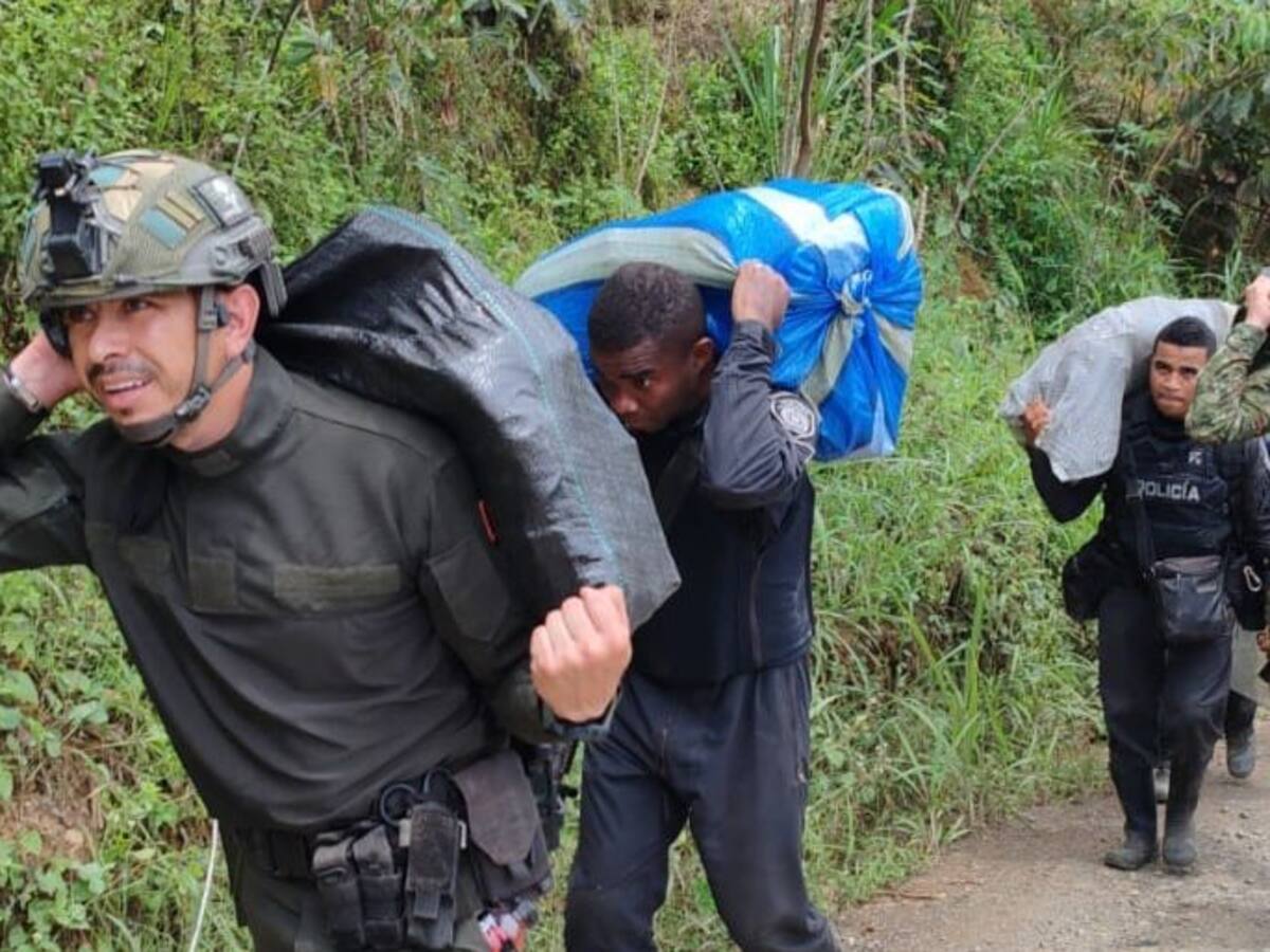 Trasladan a policías y oficial del Ejército secuestrados en El Plateado, Cauca