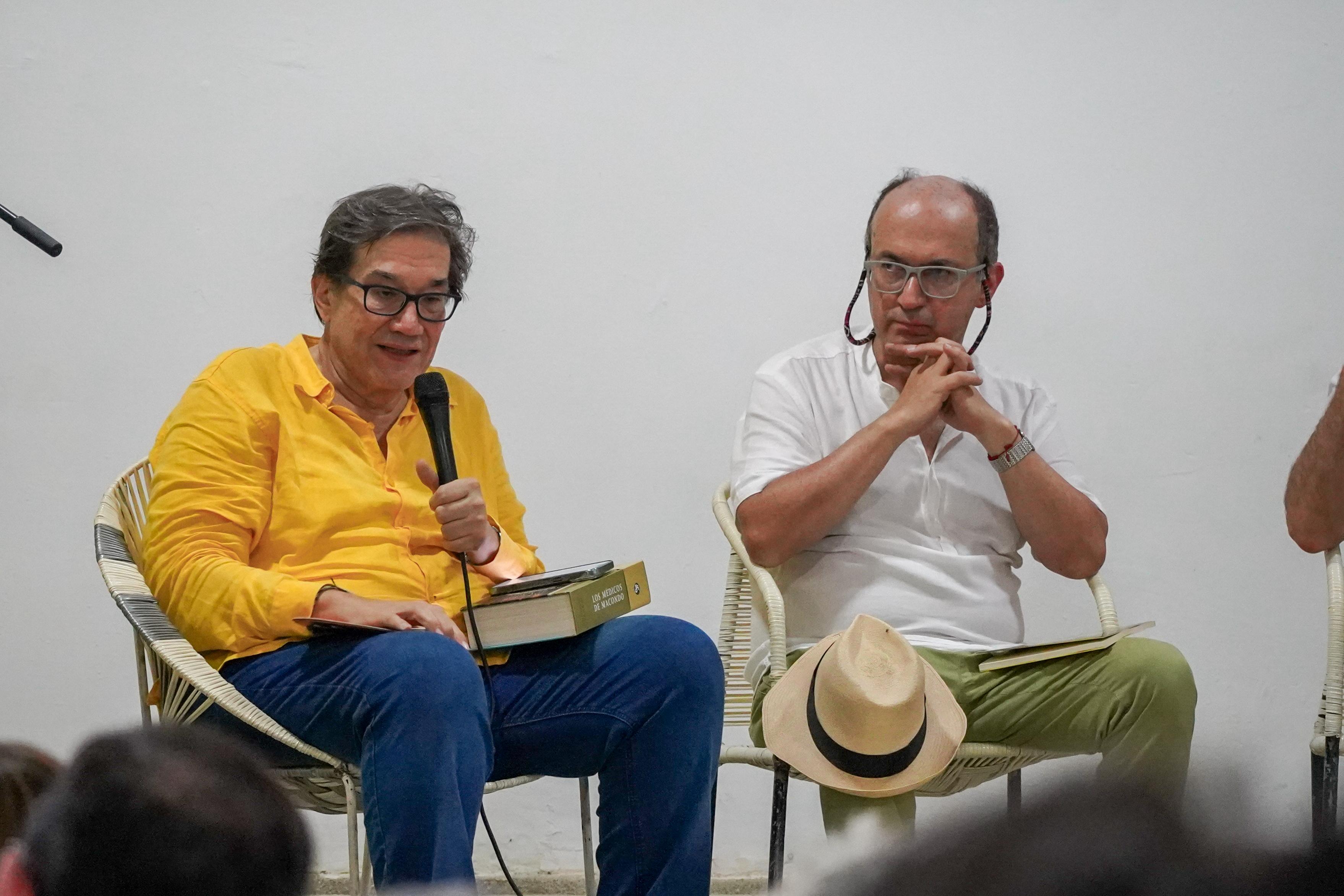 Jaime Abello y Dario Patiño en su participación en el panel, Periodismo y realismo mágico, del primer Festival Macondo. I Foto: Caracol Radio.