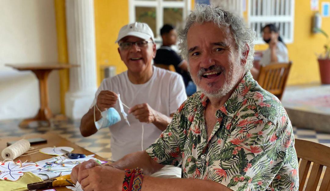 La instalación contará con una intervención con tapas plásticas de botellas invitando a reflexionar a los asistentes sobre la huella ambiental