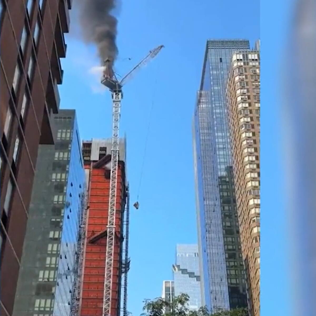 VIDEO | Las impresionantes imágenes de una grúa que colapsó en Nueva York e impactó edificios