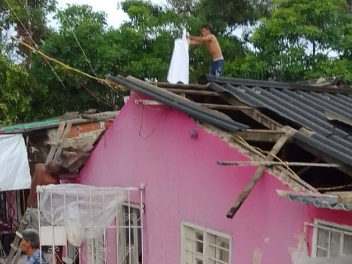 Casas destechadas y árboles caídos deja vendaval en Barranquilla