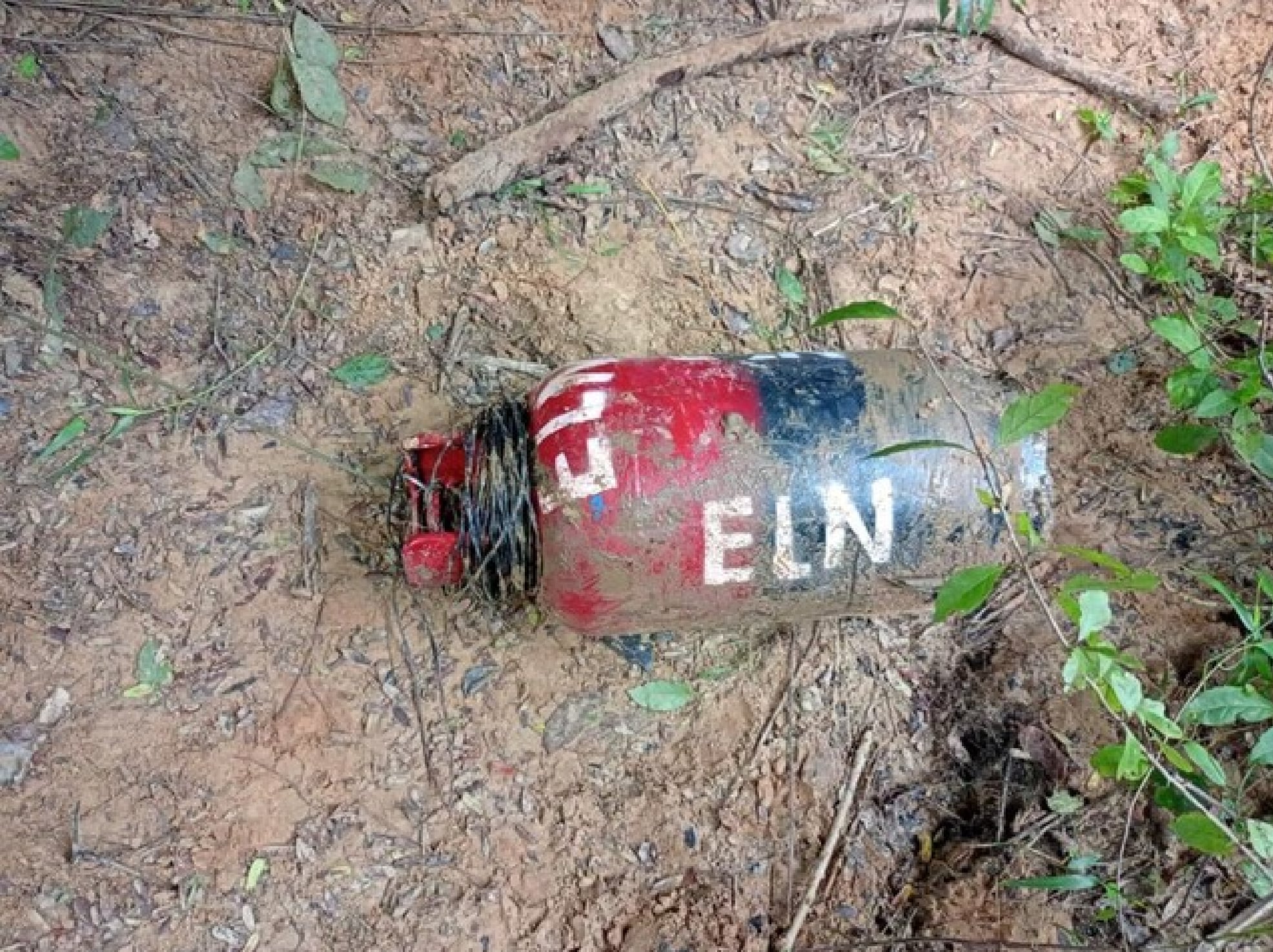 Cilindro desactivado tras ser encontrado en la vía que comunica a Cravo Norte con Puerto Rondón, Arauca.