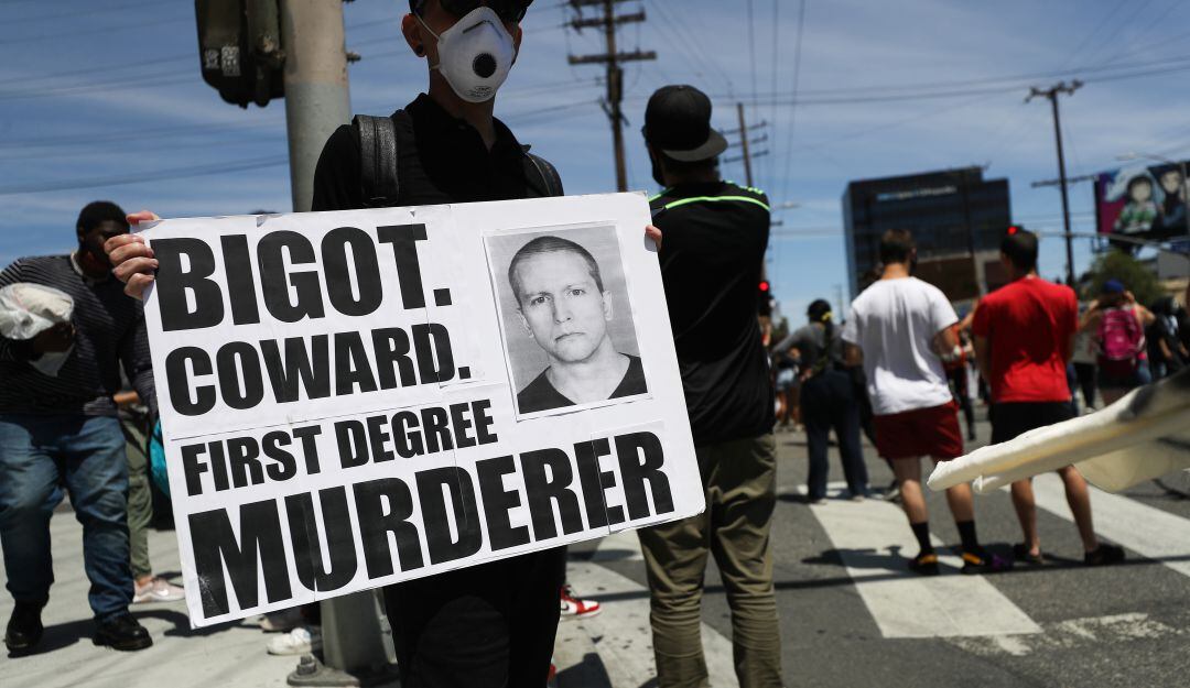 Las autoridades de varias ciudades del país han desplegado policías en las calles ante posibles enfrentamientos por el veredicto final.