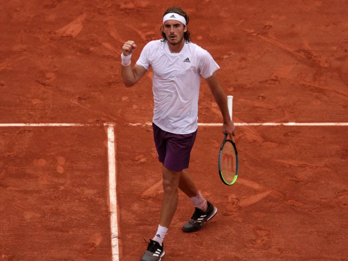 Tsitsipas arrolla al español Martínez y avanza en Roland Garros