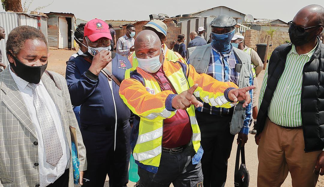 El alcalde Jolidee Matong durante una jornada de acompañamiento para impulsar la vacunación en la capital de Sudáfrica.